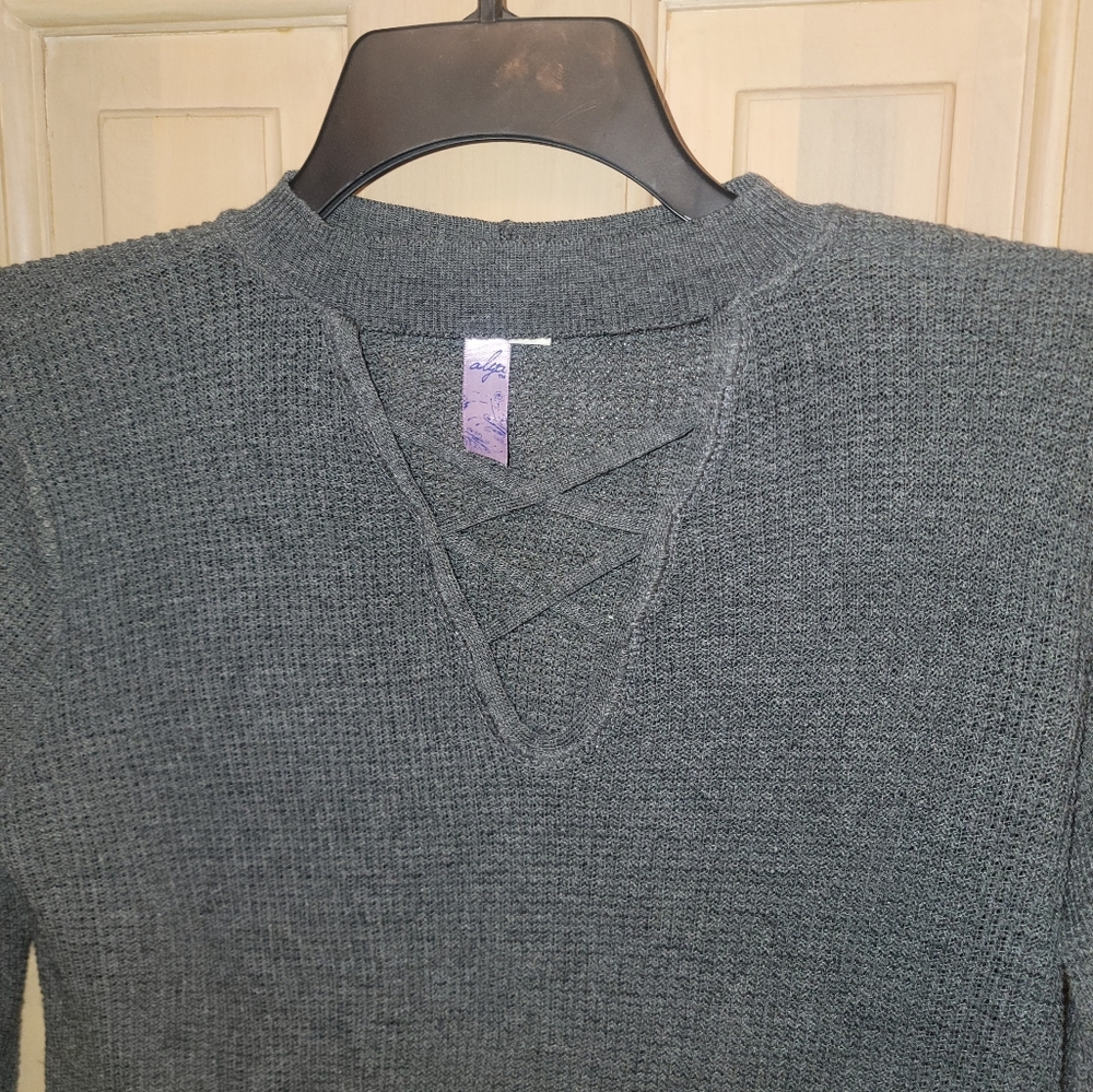 Misses sz M Alya Gray detailed neckline Sweater - Picture 5 of 6